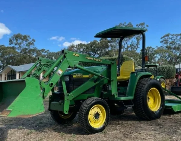 John Deere 4400 - Puissance et Durabilité pour les Grands Projets