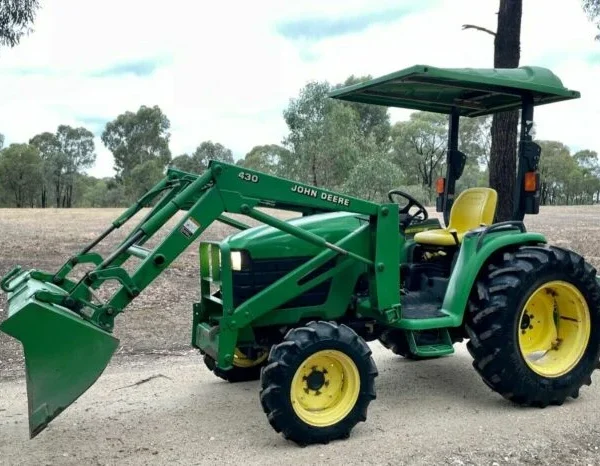 Tracteur John Deere 4310 - Performance et Polyvalence pour vos Projets