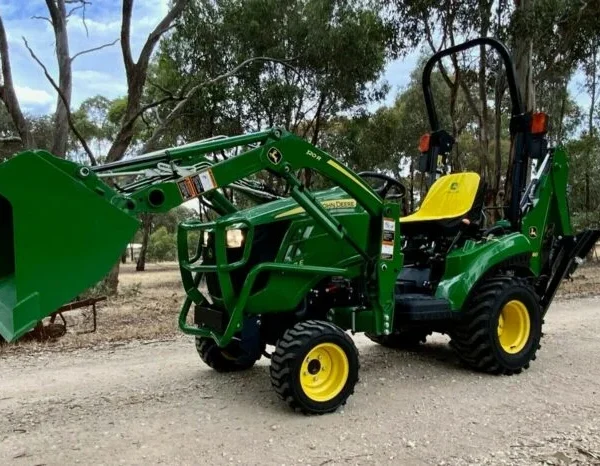 Tractopelle John Deere 1023E - Puissance et Fiabilité pour vos Travaux