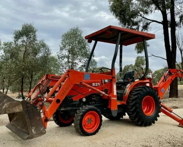Tractopelle Kubota B21 - Compact et Puissant pour vos Projets